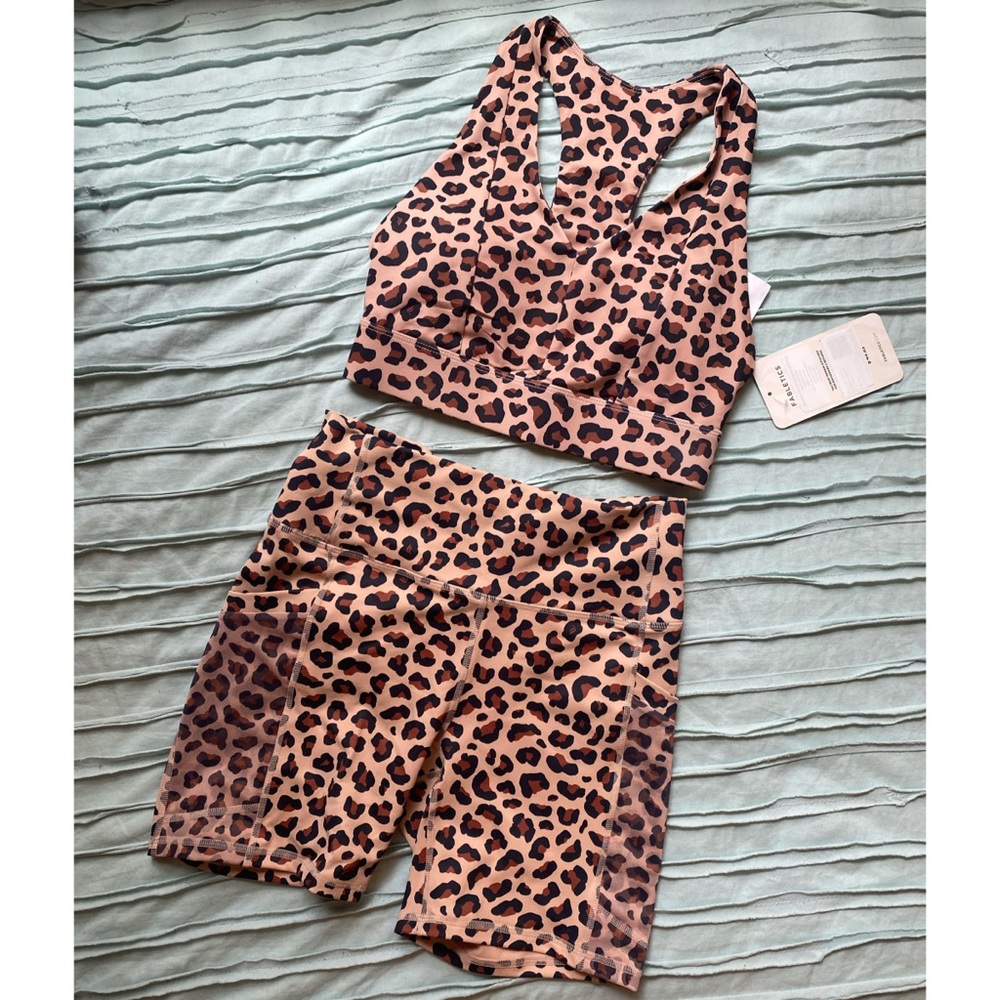 Fabletics Meru On the go 6" short & sports bra